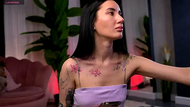 SerenaVelour online show from December 2, 2025, 11:56 am