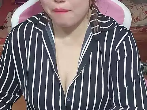 Snapshot of Sunna104 chatting on February 4, 2026, 8:42 am Sunna104 online show from February 4, 2026, 8:42 am