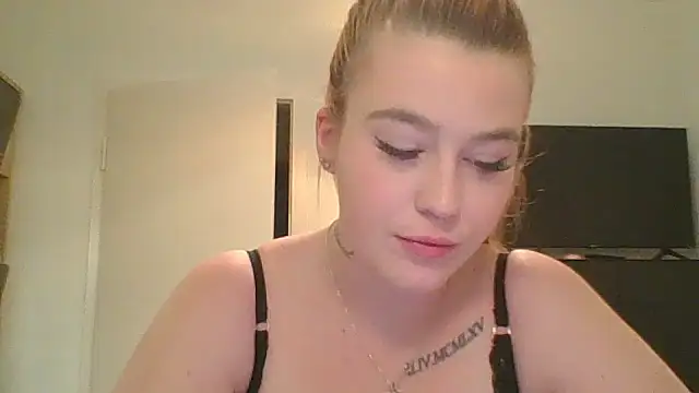 sexycurvy- online show from November 25, 2025, 8:47 am