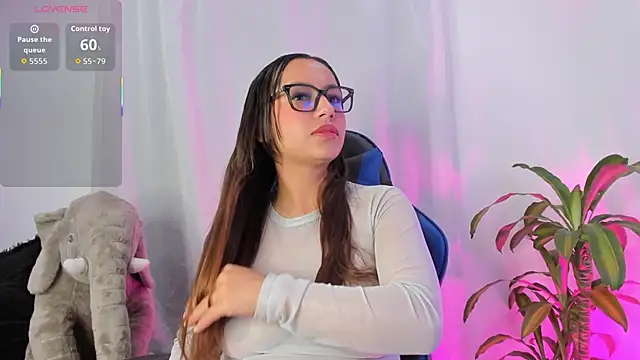 Snapshot of aleaa_x chatting on November 18, 2025, 1:32 am aleaa x online show from November 18, 2025, 1:32 am