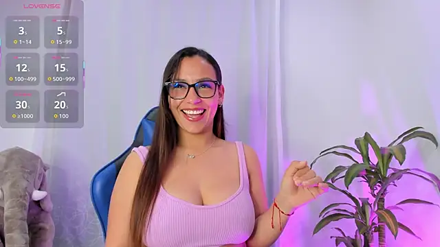 Snapshot of aleaa_x chatting on October 26, 2025, 12:00 am aleaa x online show from October 26, 2025, 12:00 am