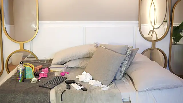 Roxy Vega online show from October 7, 2025, 12:06 pm