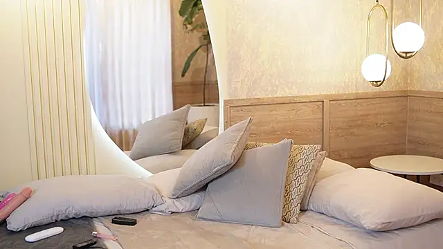 Roxy Vega online show from October 4, 2025, 12:28 pm