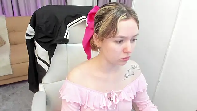 Lucia Copper online show from November 24, 2025, 12:05 pm