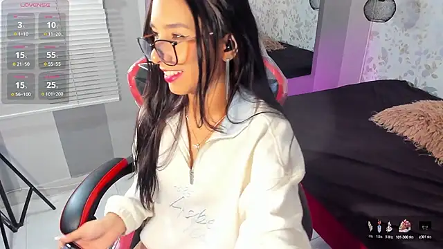 Luciaoregon online show from October 17, 2025, 1:35 pm