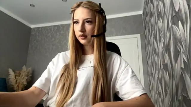 HollyCroker online show from October 9, 2025, 7:20 am