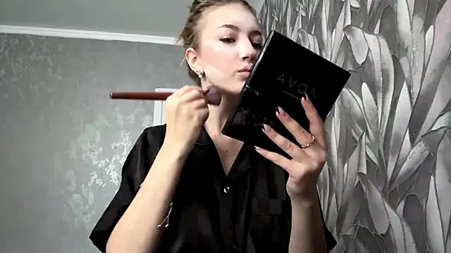 HollyCroker online show from November 6, 2025, 9:13 am