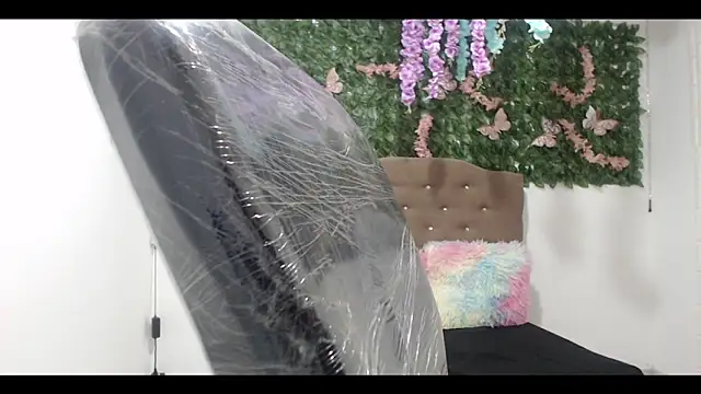 Snapshot of cristal_hills_19 chatting on December 1, 2025, 5:03 pm cristal hills 19 online show from December 1, 2025, 5:03 pm