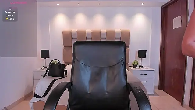 VenusCooper online show from April 9, 2026, 7:31 pm