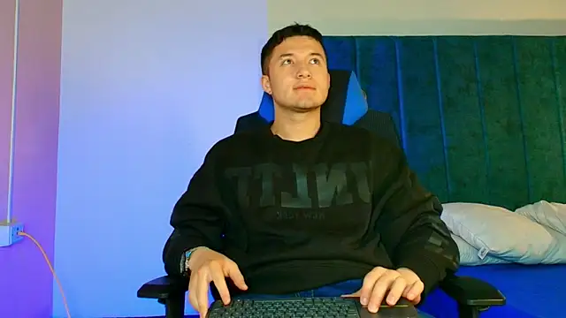 Snapshot of EthanConnor_ chatting on October 18, 2025, 12:18 pm EthanConnor online show from October 18, 2025, 12:18 pm