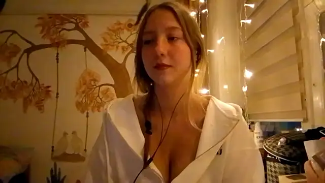 Snapshot of CarynFlaryn chatting on October 13, 2025, 4:03 am CarynFlaryn online show from October 13, 2025, 4:03 am