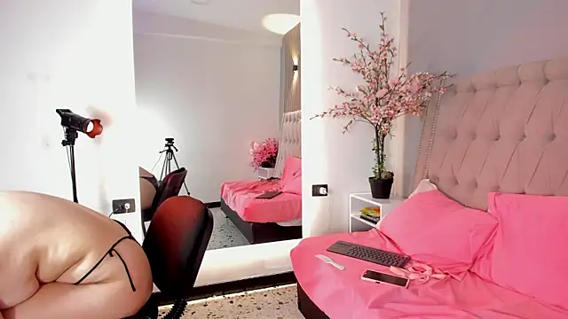 Xiomara Stwart online show from November 30, 2025, 7:42 am