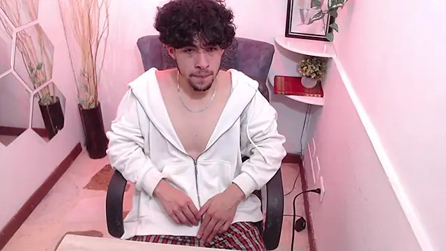 Liil boy online show from November 26, 2025, 3:39 am