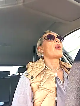 Snapshot of KirraWhite chatting on November 3, 2025, 7:35 am KirraWhite online show from November 3, 2025, 7:35 am