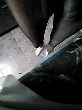 Snapshot of rezzzze chatting on October 28, 2025, 2:27 pm rezzzze online show from October 28, 2025, 2:27 pm