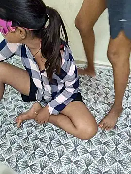 Snapshot of Unique_girls90 chatting on November 13, 2025, 5:17 pm Unique girls90 online show from November 13, 2025, 5:17 pm