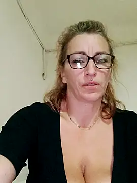 Fifi83Bell online show from November 3, 2025, 9:29 pm