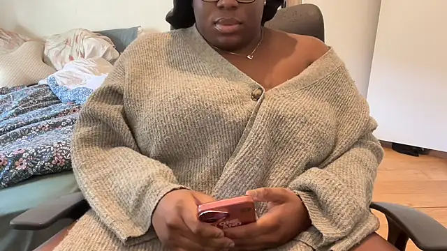 Snapshot of nanaisbackk chatting on February 17, 2026, 9:28 am nanaisbackk online show from February 17, 2026, 9:28 am