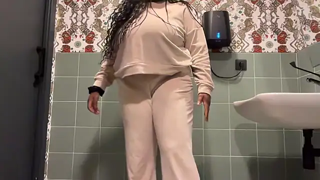 Snapshot of nanaisbackk chatting on December 16, 2025, 11:20 pm nanaisbackk online show from December 16, 2025, 11:20 pm