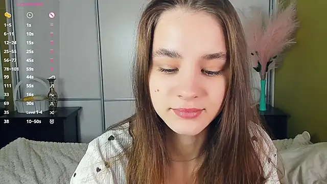 JinnyMcie online show from April 13, 2026, 7:23 am