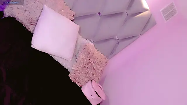 Snapshot of Saraa_Jone chatting on December 5, 2025, 4:22 am Saraa Jone online show from December 5, 2025, 4:22 am