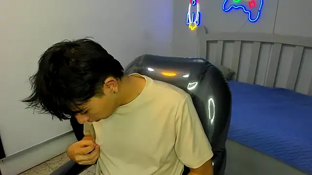 Snapshot of StiwenTwink chatting on November 19, 2025, 5:02 pm StiwenTwink online show from November 19, 2025, 5:02 pm