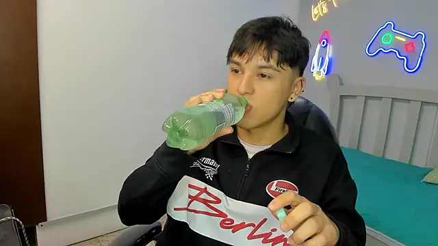 Snapshot of StiwenTwink chatting on November 6, 2025, 2:54 pm StiwenTwink online show from November 6, 2025, 2:54 pm