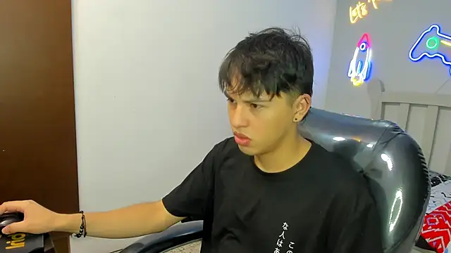 Snapshot of StiwenTwink chatting on November 14, 2025, 2:10 pm StiwenTwink online show from November 14, 2025, 2:10 pm