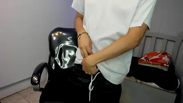 Snapshot of StiwenTwink chatting on November 28, 2025, 1:44 pm StiwenTwink online show from November 28, 2025, 1:44 pm