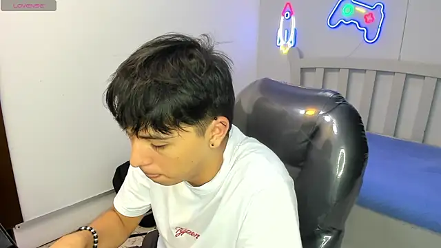 Snapshot of StiwenTwink chatting on November 18, 2025, 4:54 pm StiwenTwink online show from November 18, 2025, 4:54 pm