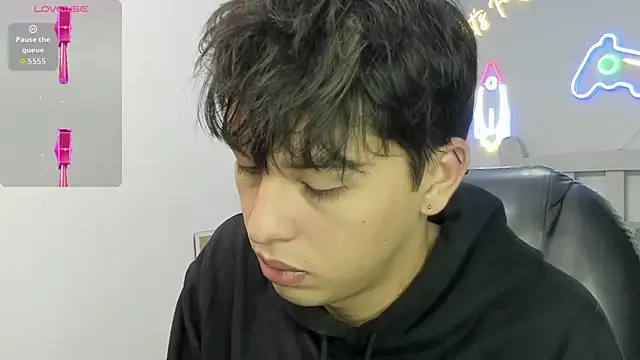 Snapshot of StiwenTwink chatting on December 14, 2025, 1:06 pm StiwenTwink online show from December 14, 2025, 1:06 pm