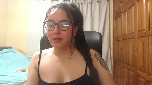 Snapshot of Venus_cat_ chatting on June 14, 2026, 4:35 am Venus cat online show from June 14, 2026, 4:35 am