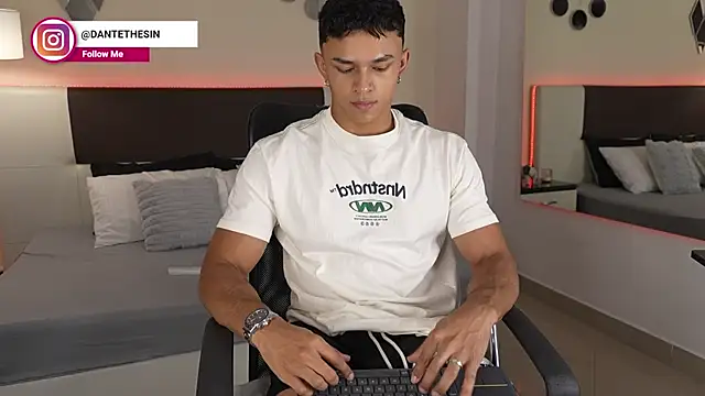 Snapshot of DanteeStone chatting on October 16, 2025, 9:01 pm DanteeStone online show from October 16, 2025, 9:01 pm