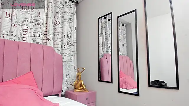 Snapshot of Zoe_Blond chatting on November 1, 2025, 3:57 am Zoe Blond online show from November 1, 2025, 3:57 am