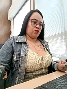 Snapshot of Italia_12 chatting on December 2, 2025, 1:57 pm Italia 12 online show from December 2, 2025, 1:57 pm