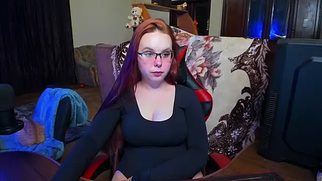 JustFoxyee online show from November 28, 2025, 8:42 pm