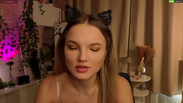 Snapshot of JulieLupo chatting on December 15, 2025, 6:08 am JulieLupo online show from December 15, 2025, 6:08 am