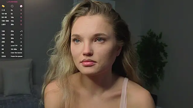 Snapshot of JulieLupo chatting on December 23, 2025, 9:08 am JulieLupo online show from December 23, 2025, 9:08 am