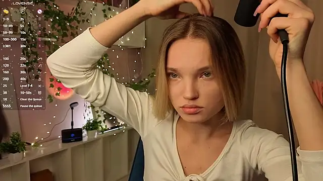 Snapshot of JulieLupo chatting on November 14, 2025, 6:06 am JulieLupo online show from November 14, 2025, 6:06 am