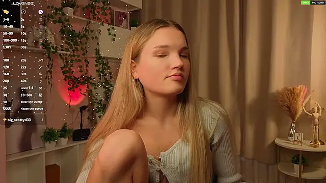 Snapshot of JulieLupo chatting on November 16, 2025, 6:07 am JulieLupo online show from November 16, 2025, 6:07 am