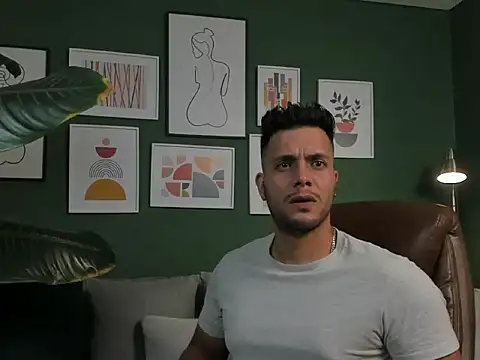 Snapshot of IanCross chatting on November 1, 2025, 12:39 am IanCross online show from November 1, 2025, 12:39 am