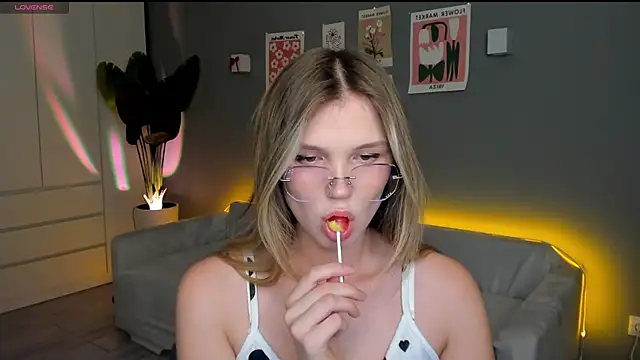 Snapshot of linakorvin chatting on October 22, 2025, 1:32 pm linakorvin online show from October 22, 2025, 1:32 pm