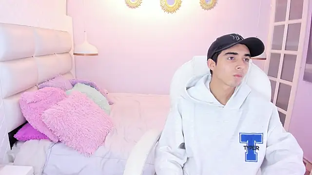 Hottie Guy online show from November 13, 2025, 5:50 pm