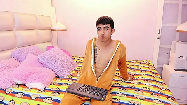 Hottie Guy online show from October 6, 2025, 6:52 pm