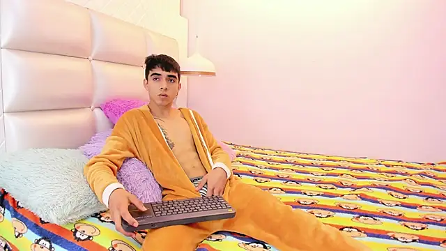 Hottie Guy online show from October 7, 2025, 6:20 pm