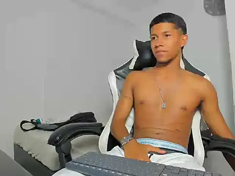 MaxVibe420 online show from October 14, 2025, 7:47 pm