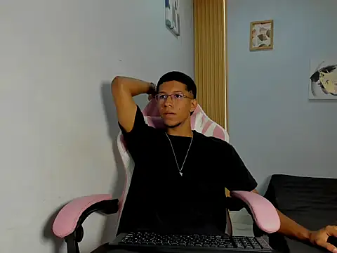 MaxVibe420 online show from October 7, 2025, 1:23 pm