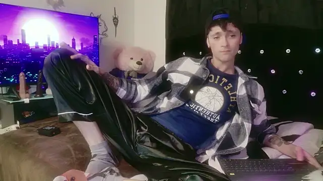 Tyler cat online show from December 2, 2025, 3:52 am