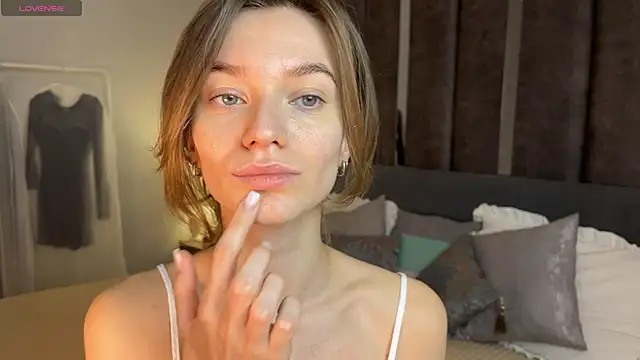 Snapshot of EvaToniz chatting on December 14, 2025, 1:12 am EvaToniz online show from December 14, 2025, 1:12 am