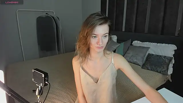 Snapshot of EvaToniz chatting on December 1, 2025, 1:06 am EvaToniz online show from December 1, 2025, 1:06 am